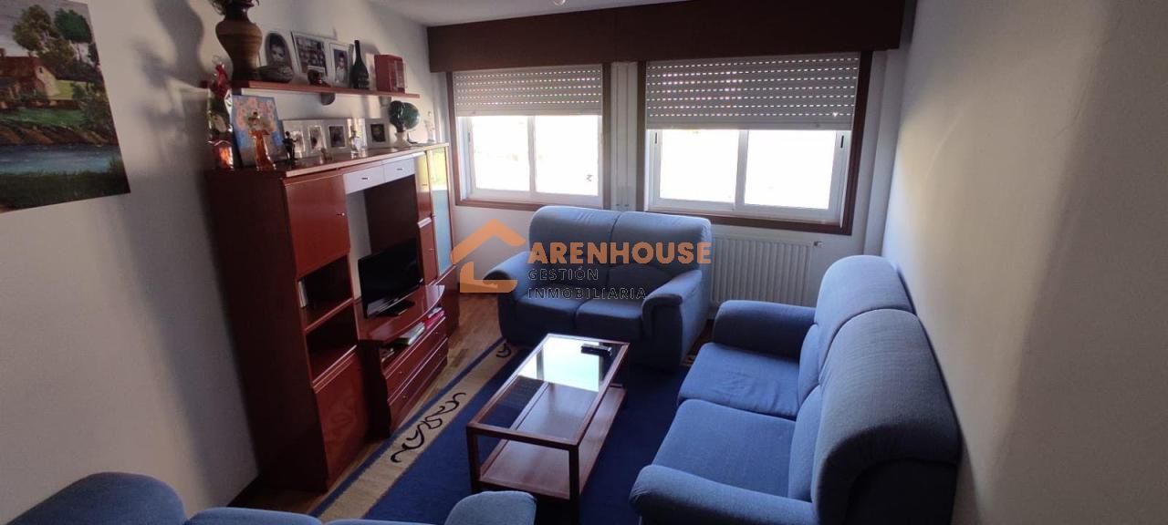 Sala d'estar de Apartament en venda en O Carballiño   amb Parquet, Moblat i Balcó