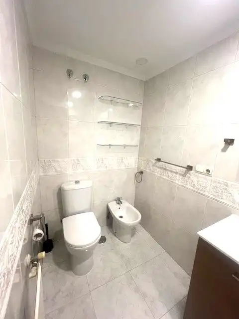 Badezimmer von Wohnung zur Miete in A Coruña Capital  mit Heizung, Parkett und Terrasse
