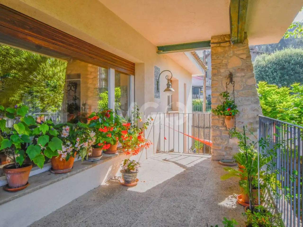 Vista exterior de Casa o xalet en venda en Tavèrnoles amb Calefacció, Jardí privat i Parquet