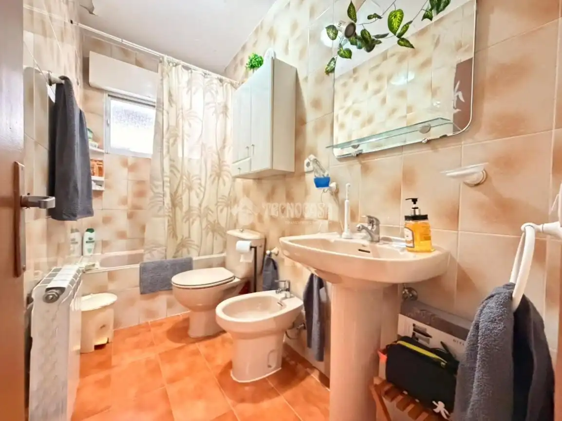 Baño de Piso en venta en Madrid con Calefacción, Terraza y Amueblado