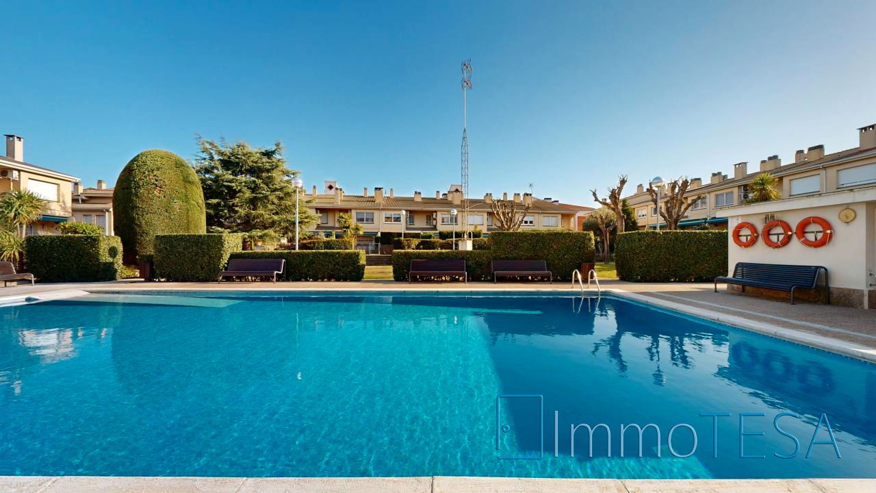 Piscina de Casa adosada en venda en Barberà del Vallès amb Aire condicionat, Calefacció i Parquet