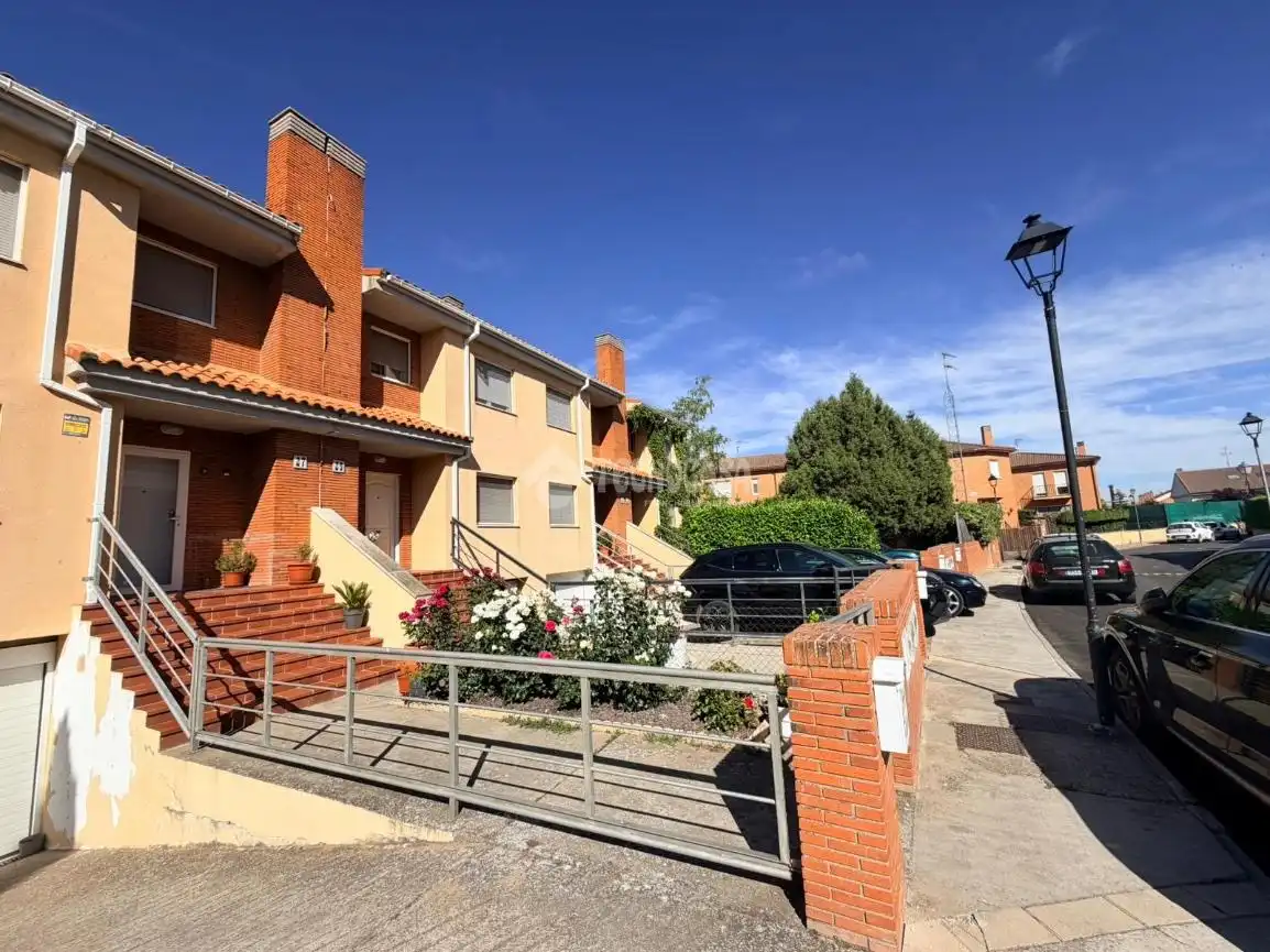 Vista exterior de Casa adosada en venta en Fuensaldaña con Aire acondicionado y Alarma