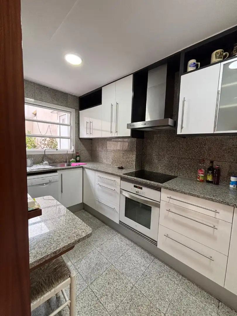 Kitchen of Houses for sale in L'Hospitalet de Llobregat  with Air Conditioner, Heating and Private garden