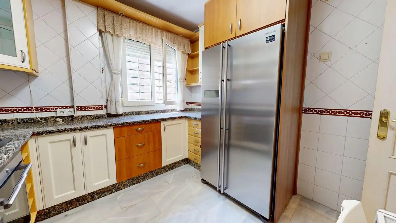 Küche von Wohnung zum Verkauf in San Juan de Aznalfarache mit Klimaanlage, Heizung und Abstellraum
