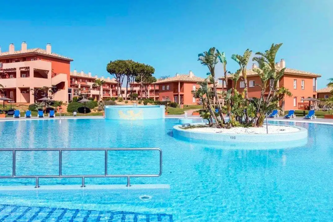 Piscina de Casa adosada en venda en Chiclana de la Frontera amb Aire condicionat, Jardí privat i Terrassa