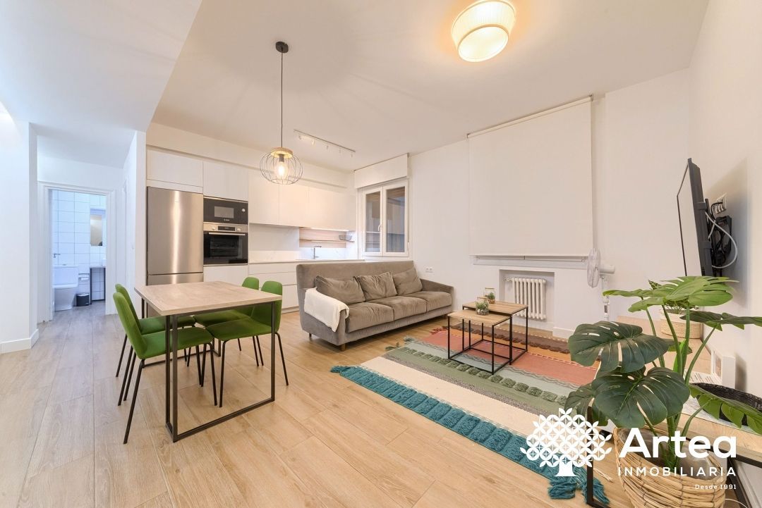 Living room of Flat for sale in Bilbao   with Heating, Furnished and Balcony