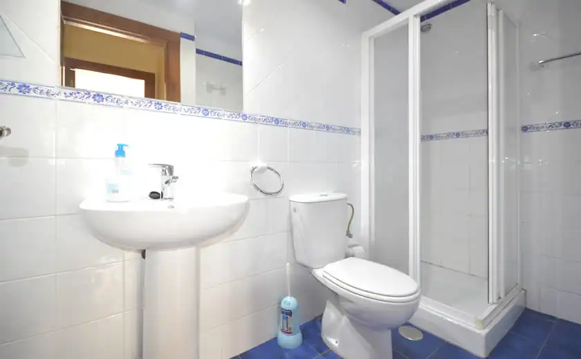 Baño de Apartamento de alquiler en Llanes con Calefacción, Amueblado y Horno