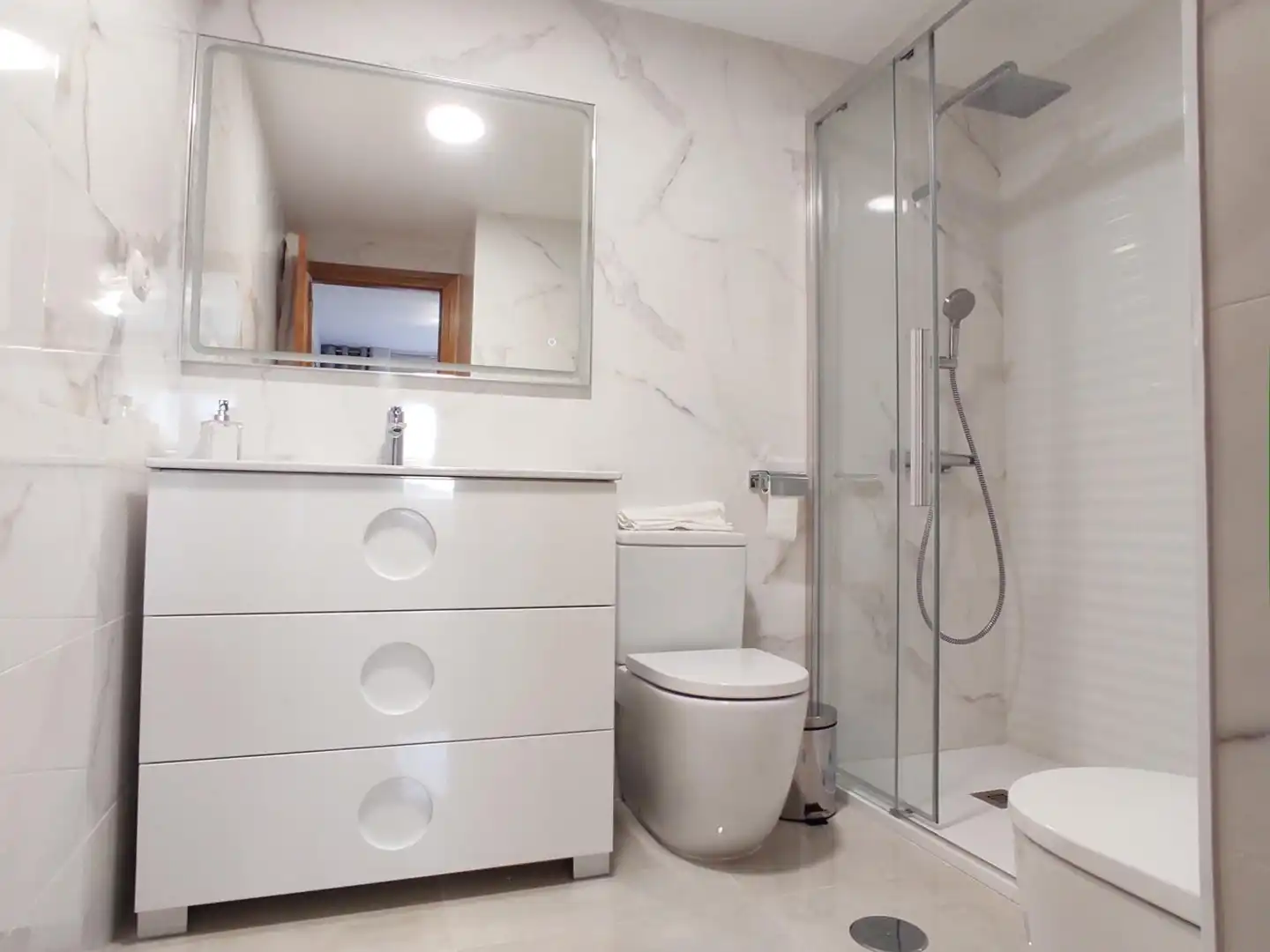 Baño de Piso de alquiler en Roquetas de Mar con Aire acondicionado, Jardín privado y Terraza