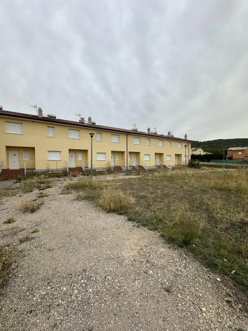 Vista exterior de Casa adosada en venda en Albalate de Zorita amb Calefacció, Jardí privat i Alarma