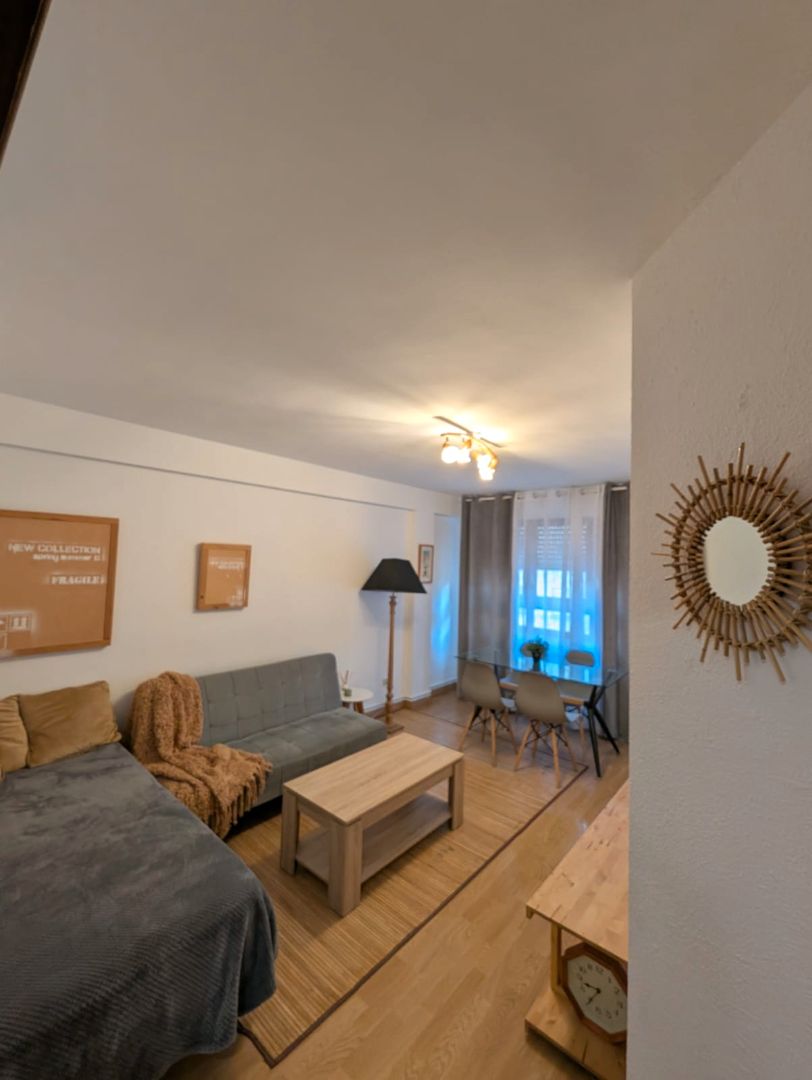 Dormitori de Apartament de lloguer en  Zaragoza Capital amb Calefacció, Parquet i Moblat