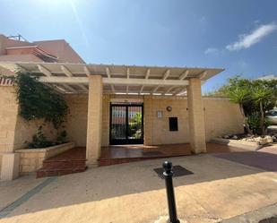 Vista exterior de Pis en venda en Rincón de la Victoria amb Jardí privat, Terrassa i Balcó