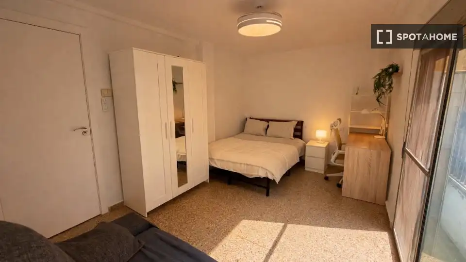 Habitación de Piso de alquiler en Valencia con Aire acondicionado, Calefacción y Amueblado