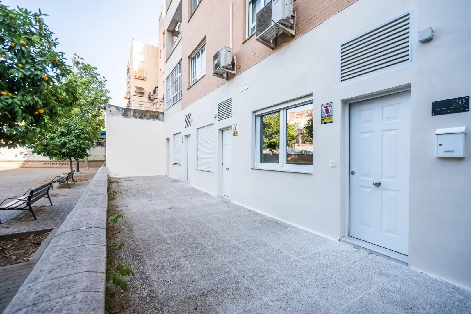 Vista exterior de Estudio en venta en Granada con Aire acondicionado, Calefacción y Amueblado