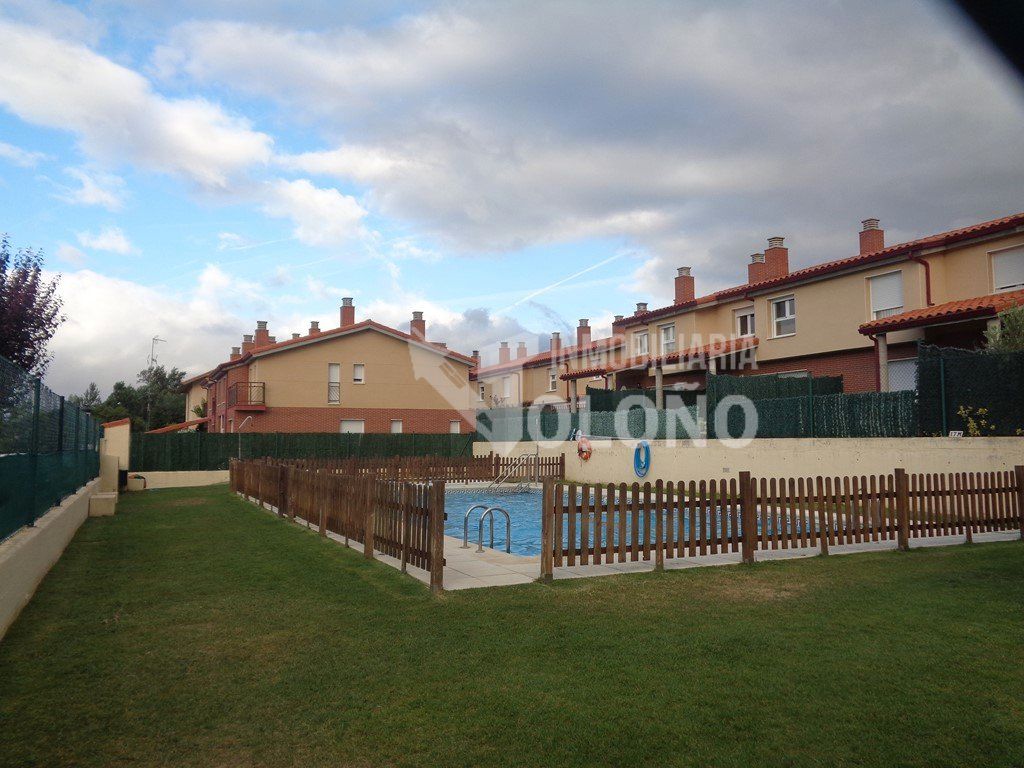 Piscina de Casa o xalet de lloguer en Anguciana amb Calefacció, Jardí privat i Parquet
