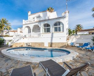 Vista exterior de Casa o xalet en venda en Marbella amb Aire condicionat, Jardí privat i Terrassa