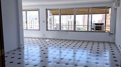 Gran piso con 4 dormitorios y vistas al mar y Benidorm en zona Levante, imatge 3