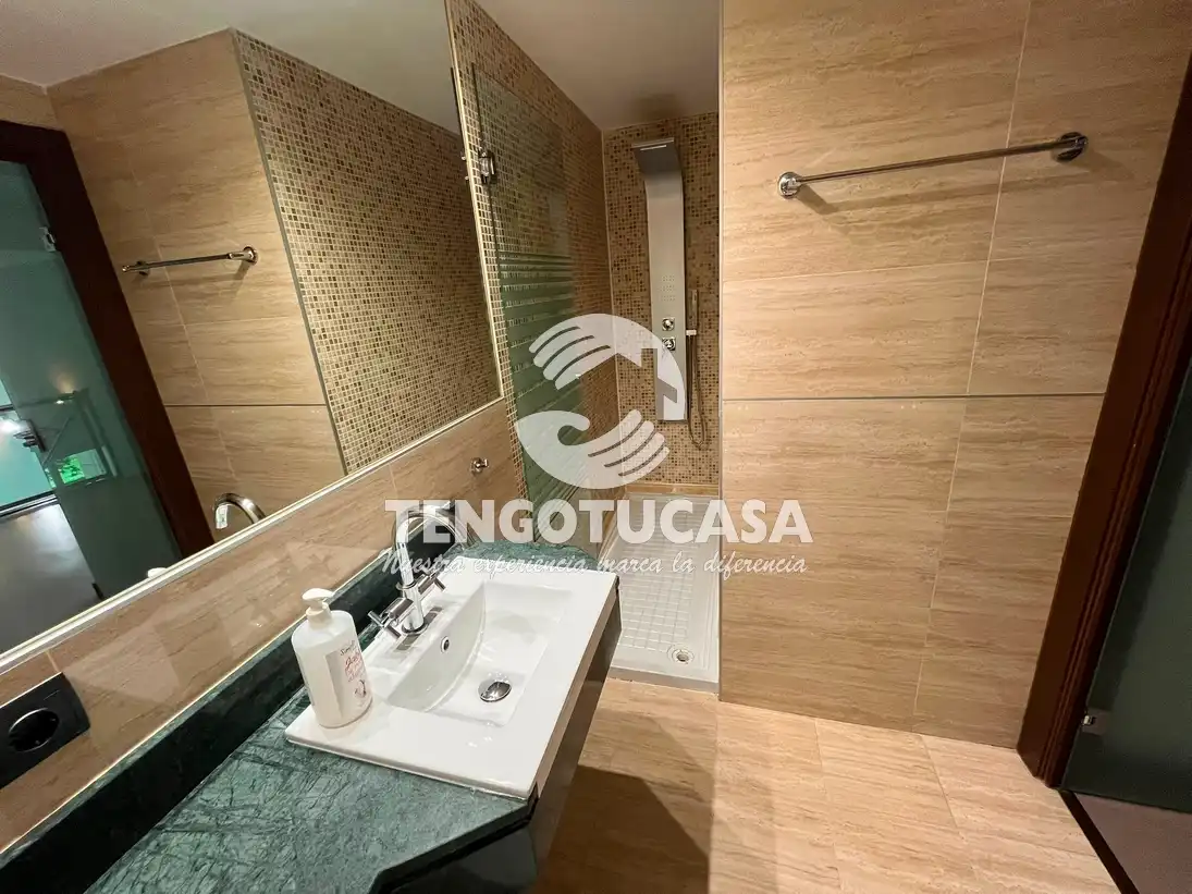 Bathroom of Flat for rent in Madrid  with Air Conditioner