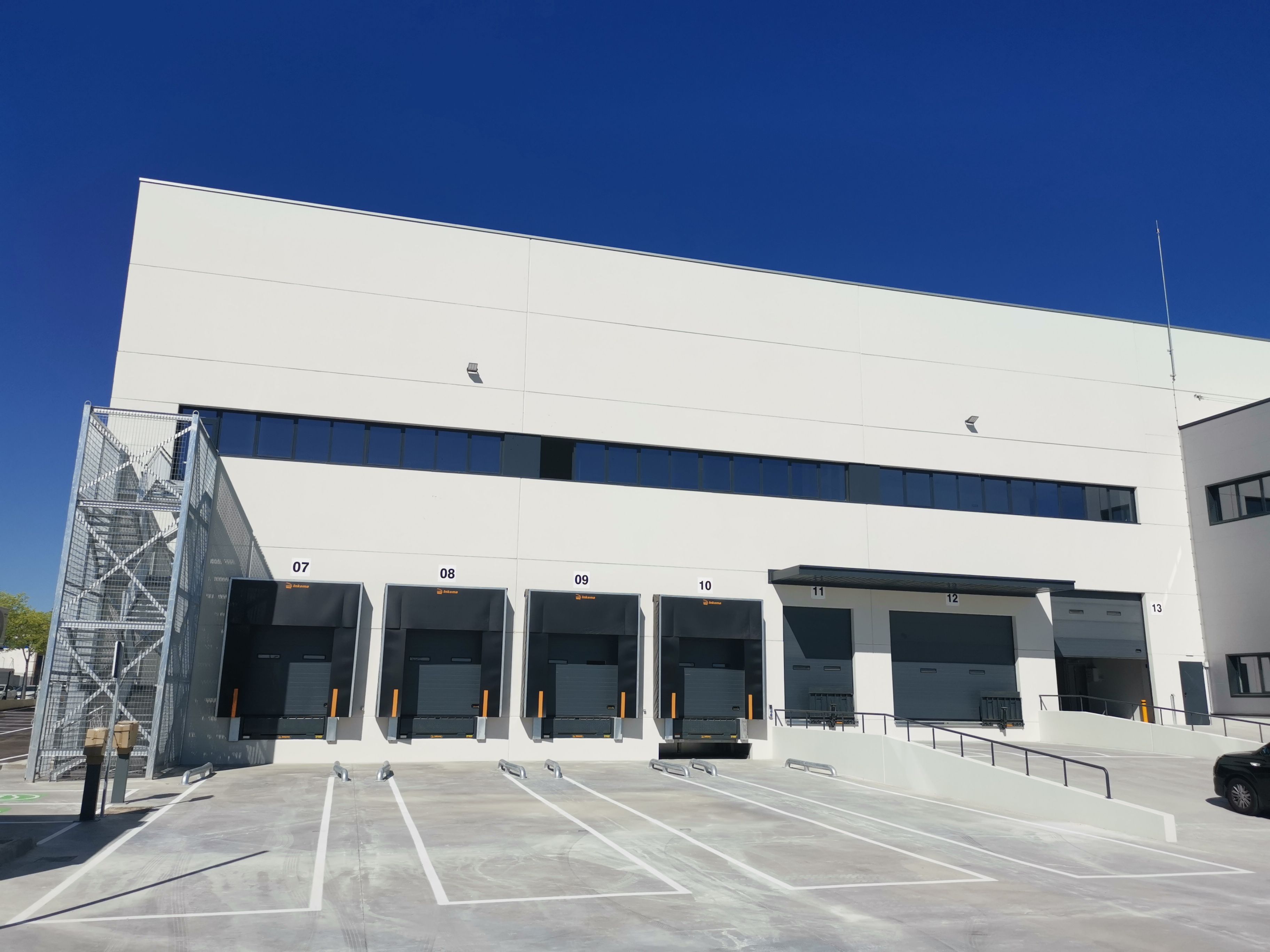 Vista exterior de Nau industrial de lloguer en  Madrid Capital amb Calefacció i Alarma