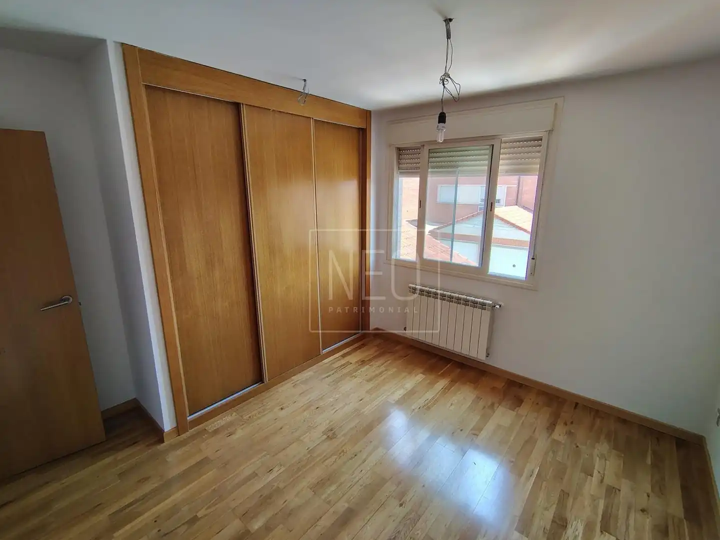 Habitación de Casa adosada en venta en Villalbilla con Aire acondicionado, Calefacción y Jardín privado
