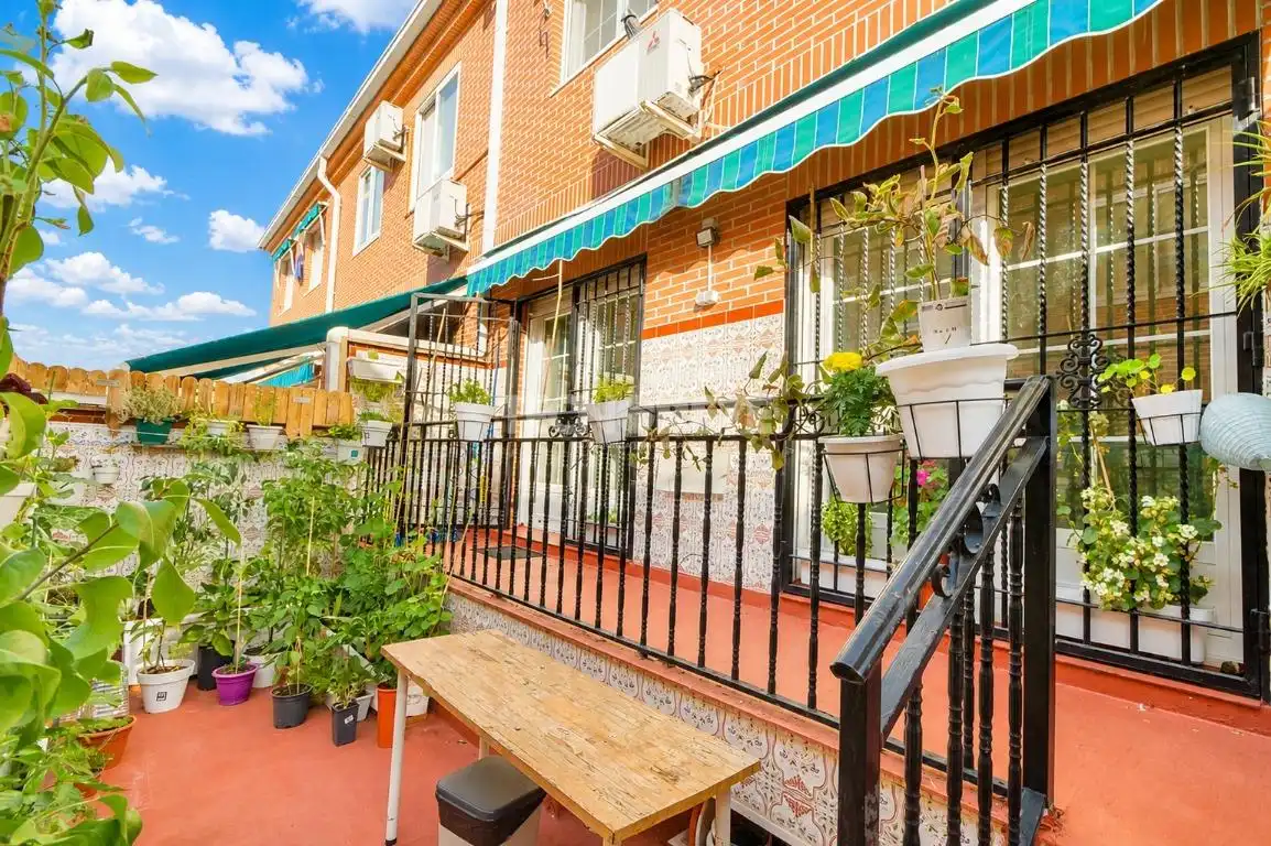 Terrasse von Einfamilien-Reihenhaus zum Verkauf in Toledo mit Klimaanlage, Heizung und Privatgarten