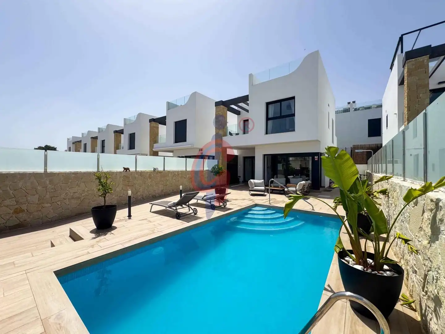 Vista exterior de Casa o xalet en venda en Orihuela amb Aire condicionat, Terrassa i Piscina