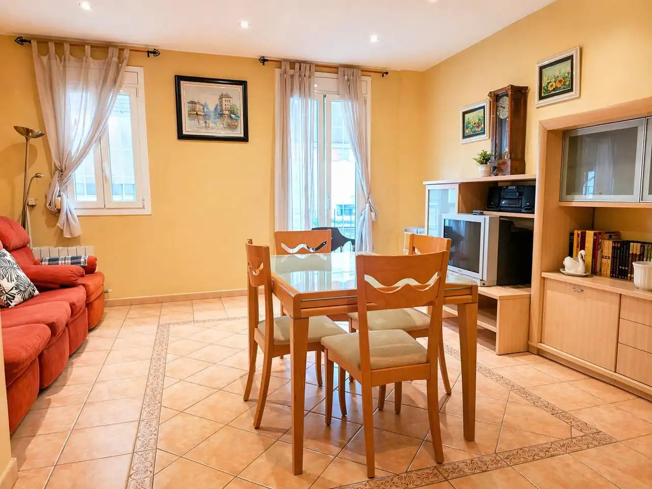 Menjador de Pis en venda en Cornellà de Llobregat amb Aire condicionat, Calefacció i Terrassa