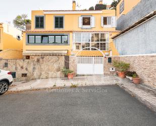 Vista exterior de Casa adosada en venda en Santa Brígida amb Terrassa i Balcó