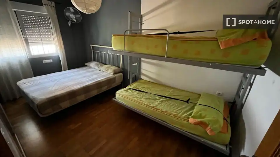 Habitación de Piso de alquiler en La Pobla de Vallbona con Aire acondicionado, Calefacción y Amueblado