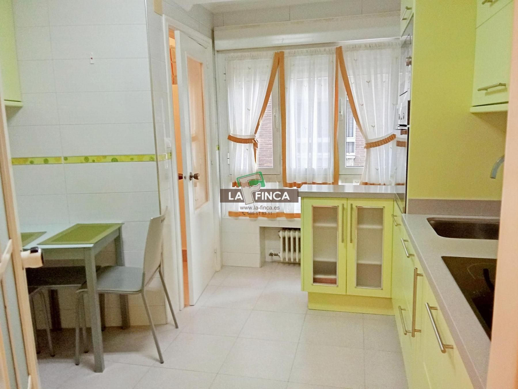 Cocina de Piso de alquiler en Oviedo  con Calefacción, Parquet y Amueblado