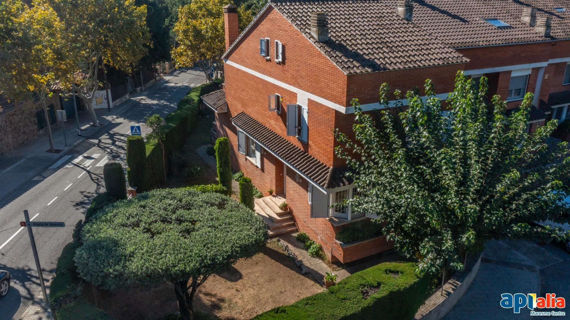 Vista exterior de Casa adosada en venda en El Masnou amb Calefacció, Jardí privat i Terrassa