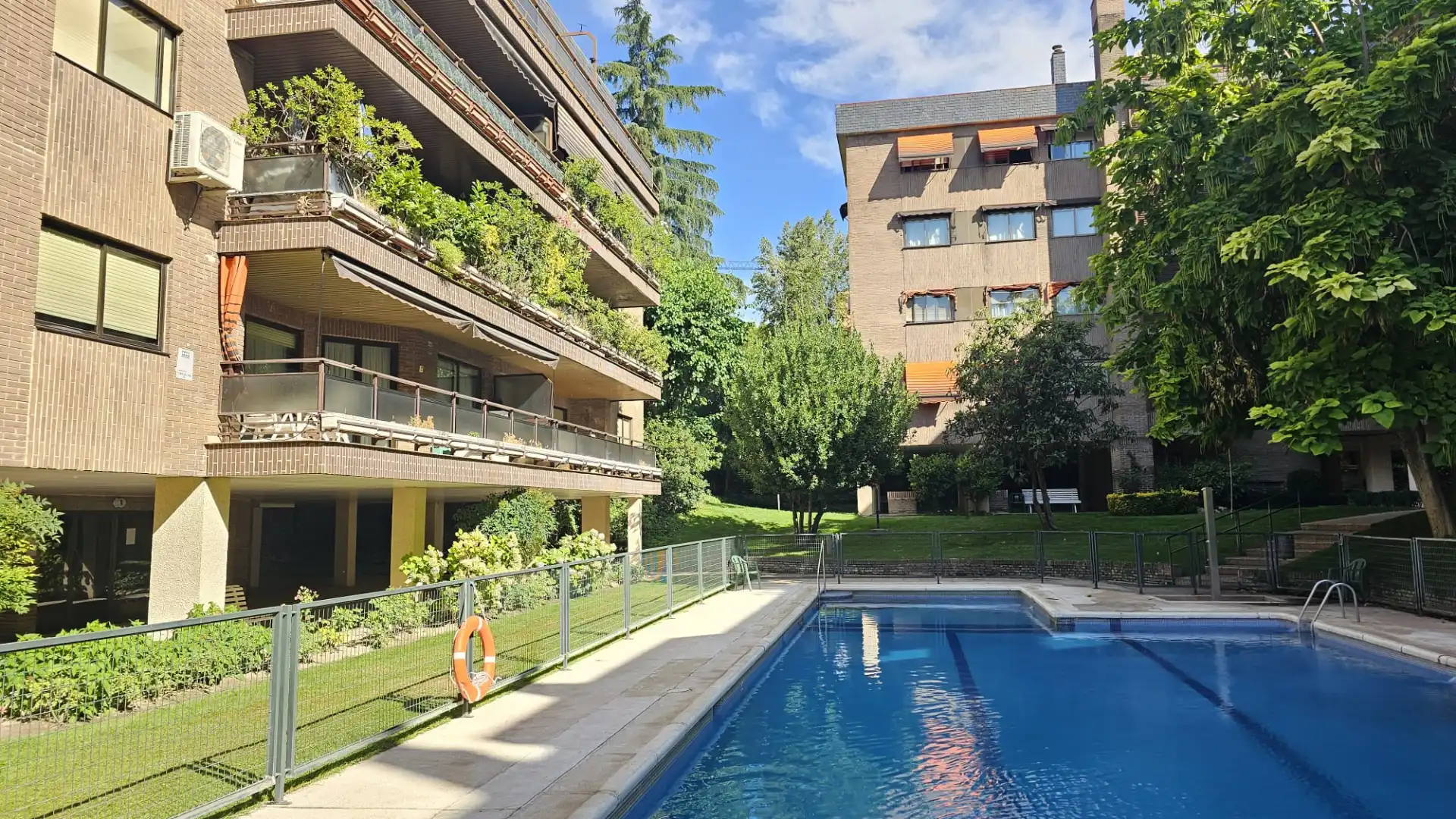 Schwimmbecken von Wohnung zum Verkauf in Madrid mit Klimaanlage, Heizung und Privatgarten