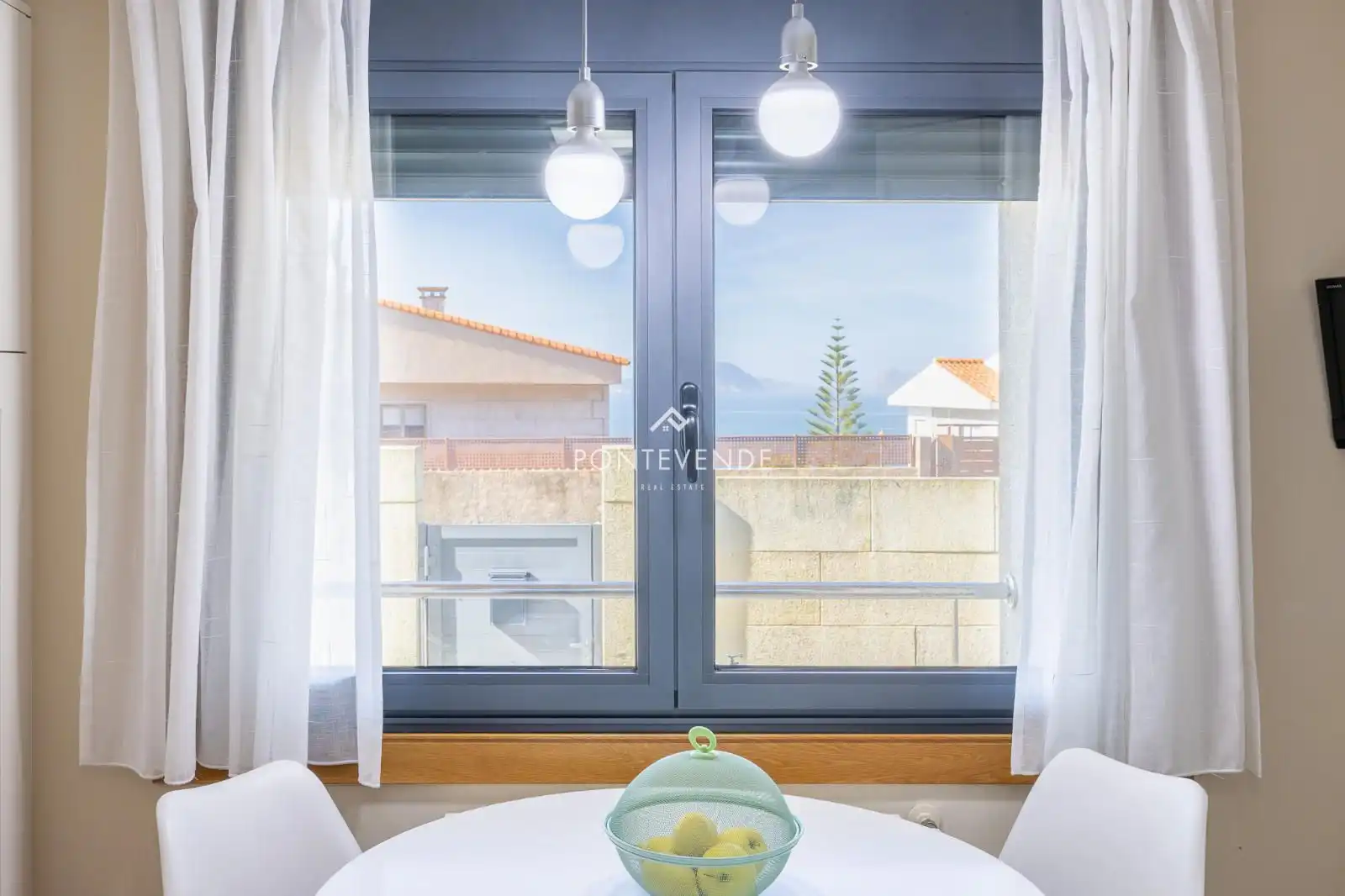 Dormitori de Casa o xalet en venda en Vigo  amb Calefacció, Jardí privat i Terrassa