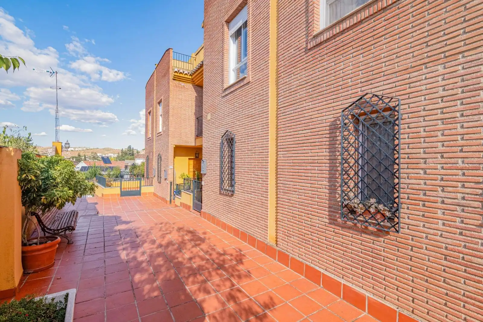 Vista exterior de Casa adosada en venda en Cájar amb Aire condicionat, Calefacció i Terrassa