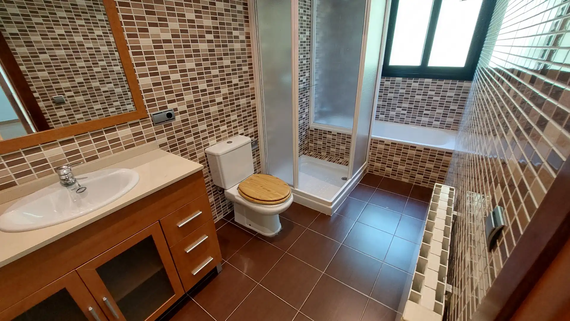 Baño de Casa adosada en venta en Vilafranca del Penedès con Aire acondicionado, Calefacción y Jardín privado