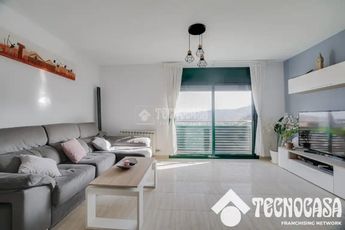 Sala de estar de Casa adosada en venta en Sant Vicenç Dels Horts con Aire acondicionado y Calefacción