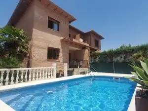 Vista exterior de Casa adosada en venda en Olías del Rey amb Aire condicionat, Calefacció i Jardí privat