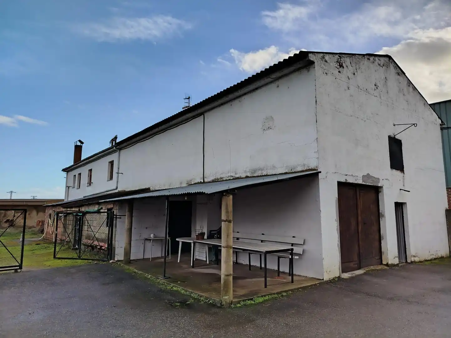 Vista exterior de Casa o xalet en venda en Onzonilla amb Calefacció, Jardí privat i Parquet