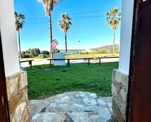 Vista exterior de Casa adosada en venda en Tarifa amb Jardí privat, Terrassa i Moblat