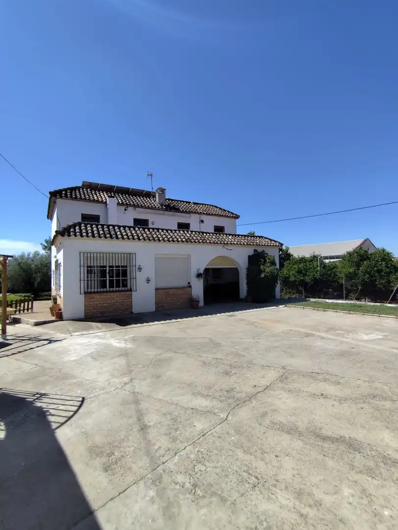 Vista exterior de Casa o xalet en venda en Arcos de la Frontera amb Terrassa