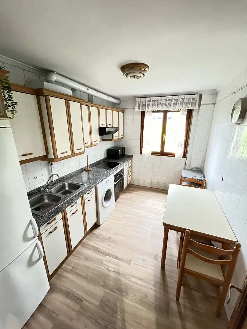 Cocina de Piso de alquiler en Oviedo  con Calefacción, Parquet y Trastero