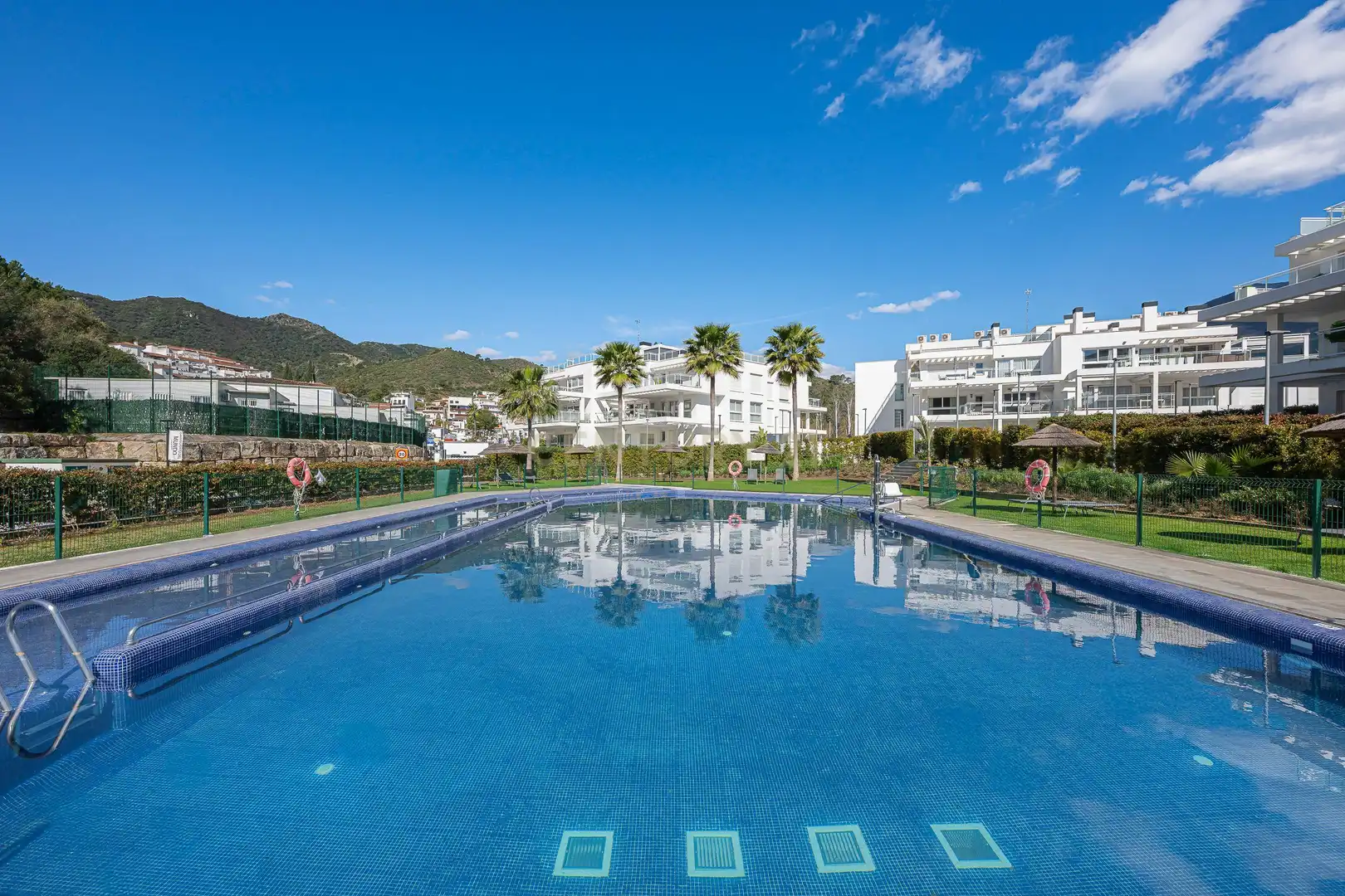 Piscina de Apartamento en venta en Benahavís con Aire acondicionado, Trastero y Lavadora
