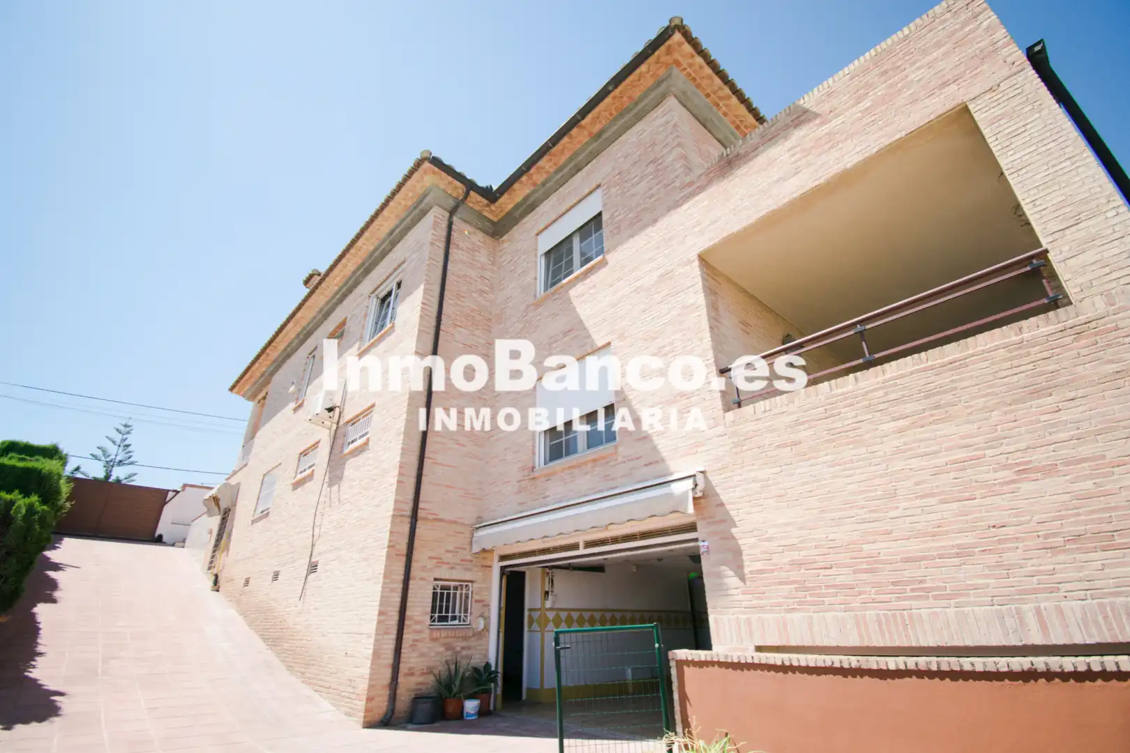 Vista exterior de Casa o xalet en venda en Chiva amb Aire condicionat, Calefacció i Jardí privat