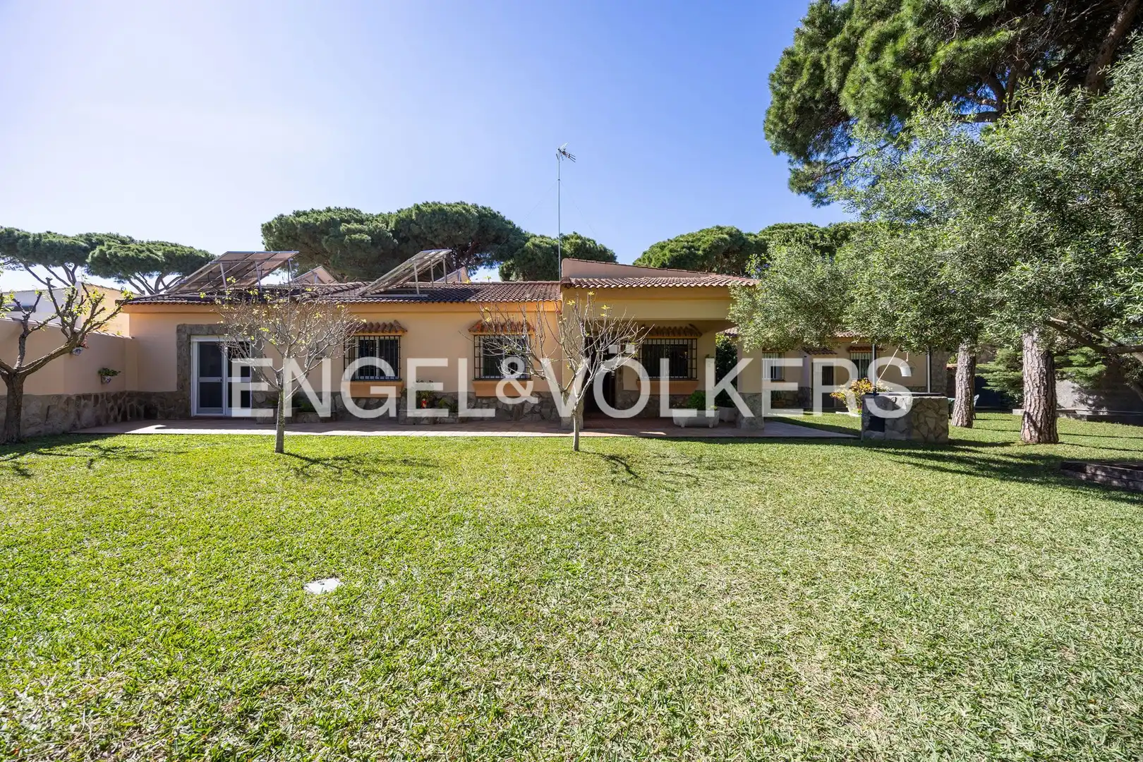 Vista exterior de Casa o xalet en venda en Chiclana de la Frontera amb Calefacció, Jardí privat i Terrassa