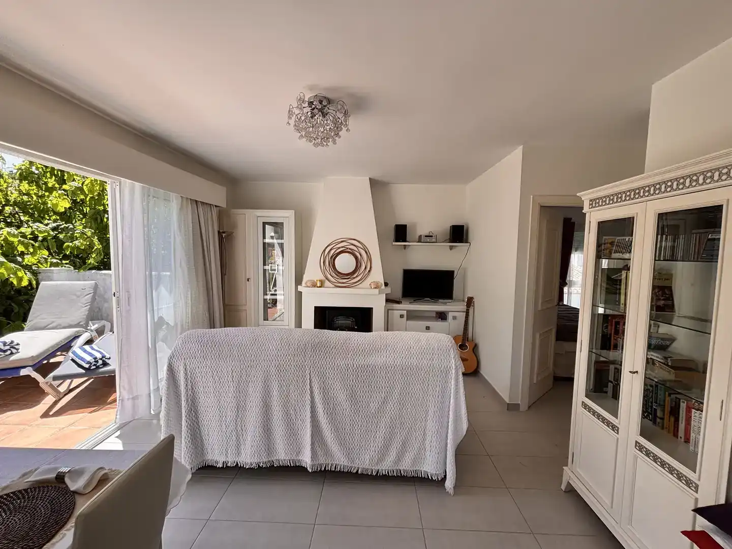 Sala de estar de Apartamento para compartir en Estepona con Aire acondicionado, Trastero y Piscina