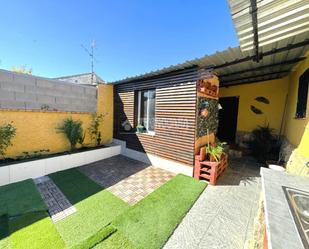 Vista exterior de Casa adosada en venda en Montearagón amb Jardí privat, Terrassa i Moblat