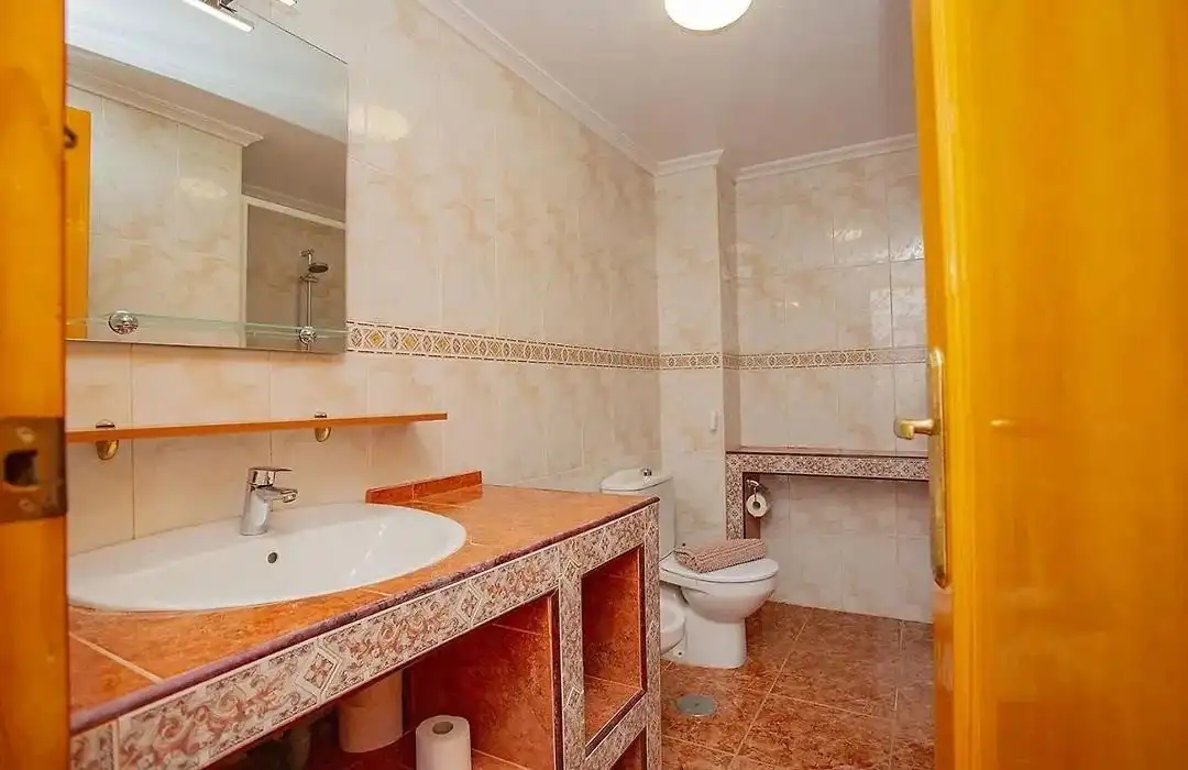 Baño de Apartamento de alquiler en Torrevieja con Aire acondicionado, Amueblado y Internet