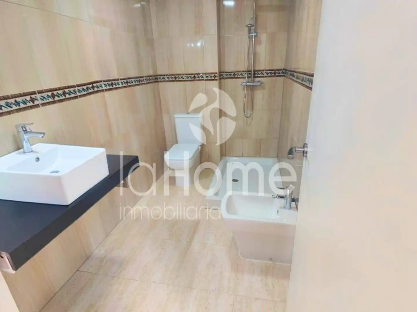 Badezimmer von Wohnung zum Verkauf in Paterna mit Parkett, Terrasse und Ofen