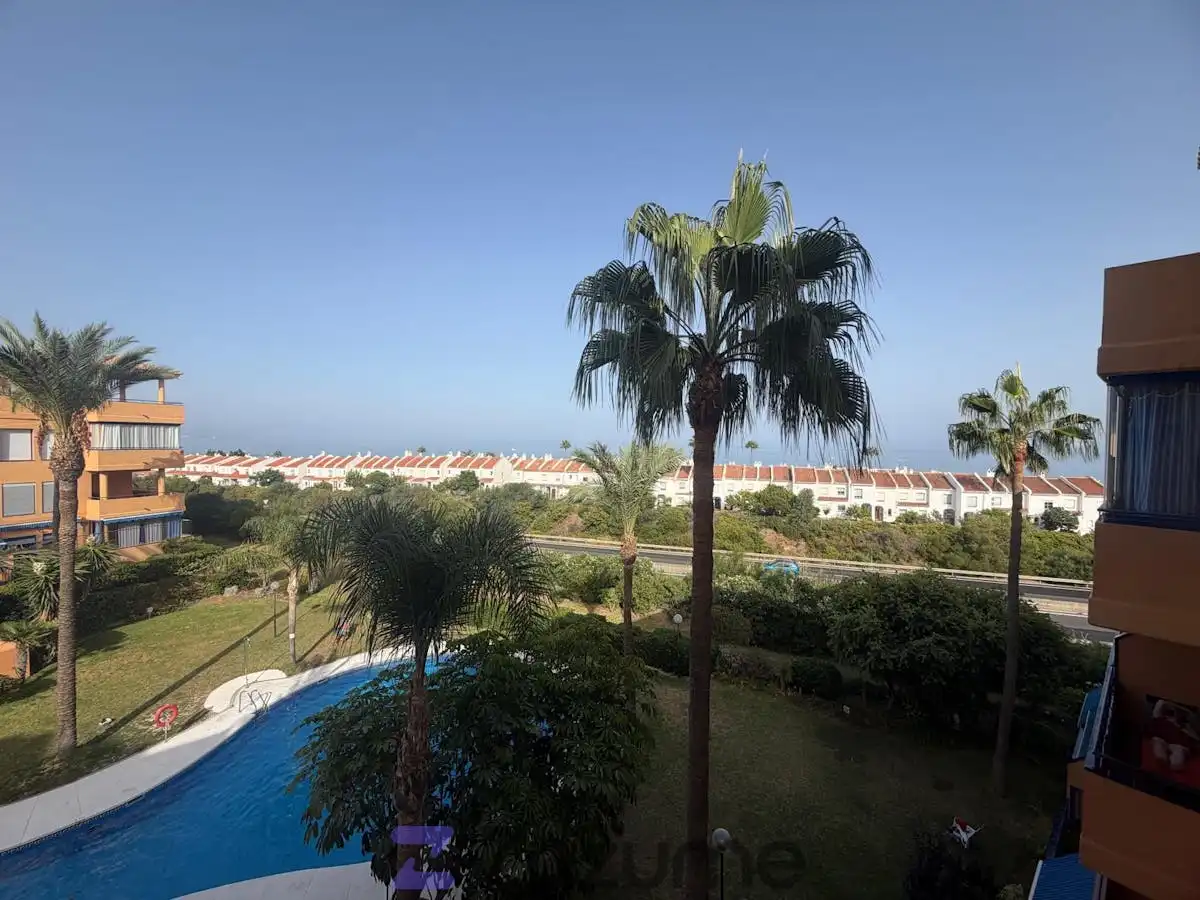 Vista exterior de Piso de alquiler en Manilva con Aire acondicionado, Terraza y Piscina