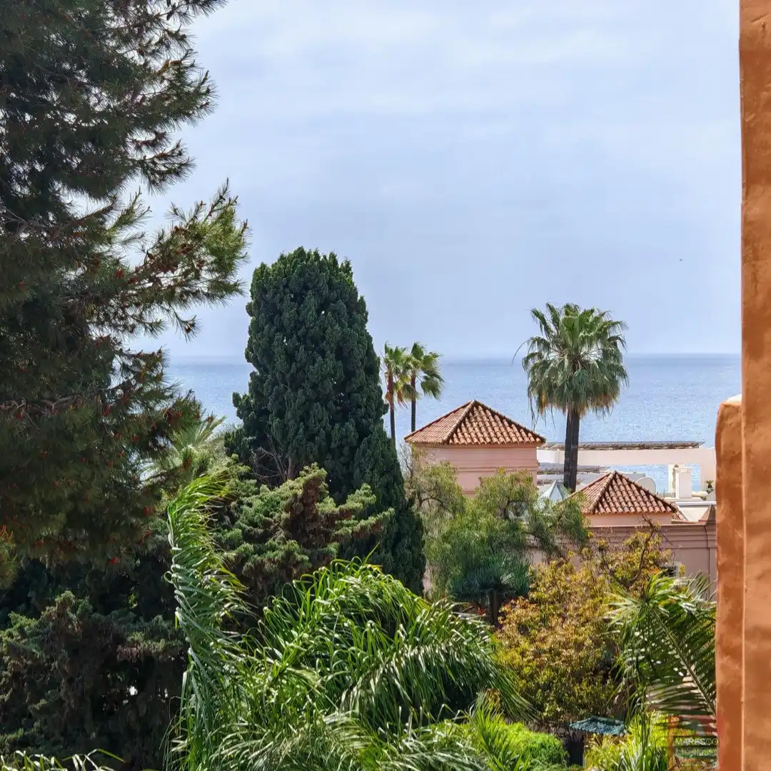 Vista exterior de Àtic en venda en Estepona amb Terrassa, Balcó i Piscina comunitària