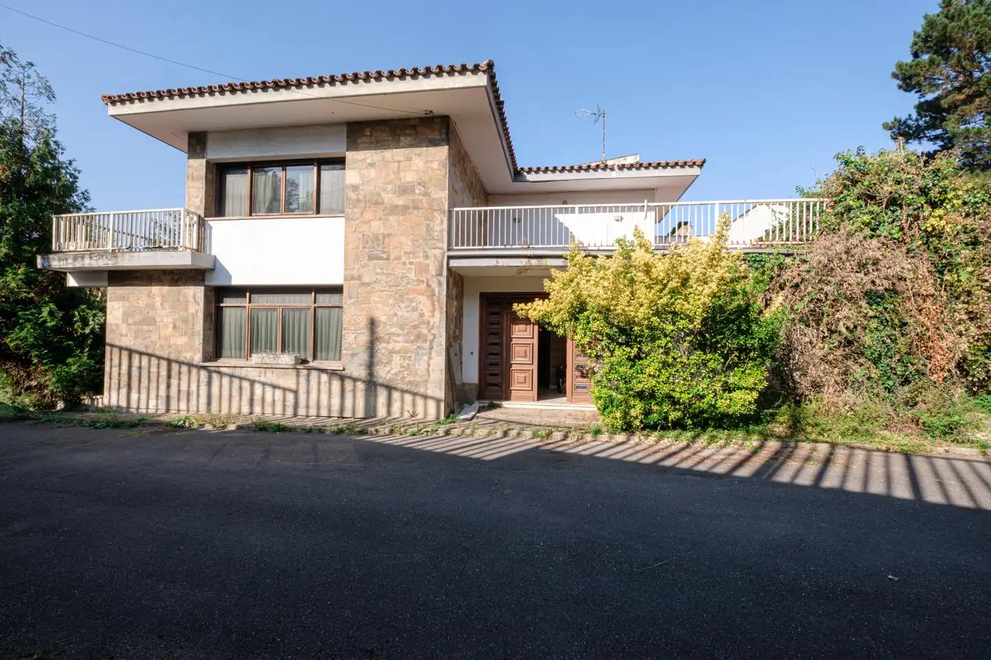 Vista exterior de Casa o xalet en venda en Gijón  amb Jardí privat i Terrassa
